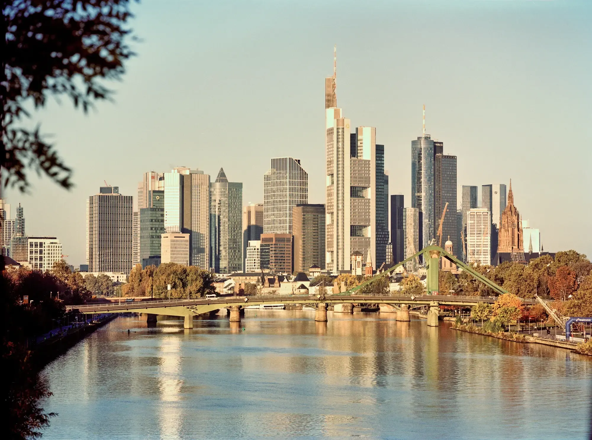 Frankfurter Skyline über dem Main