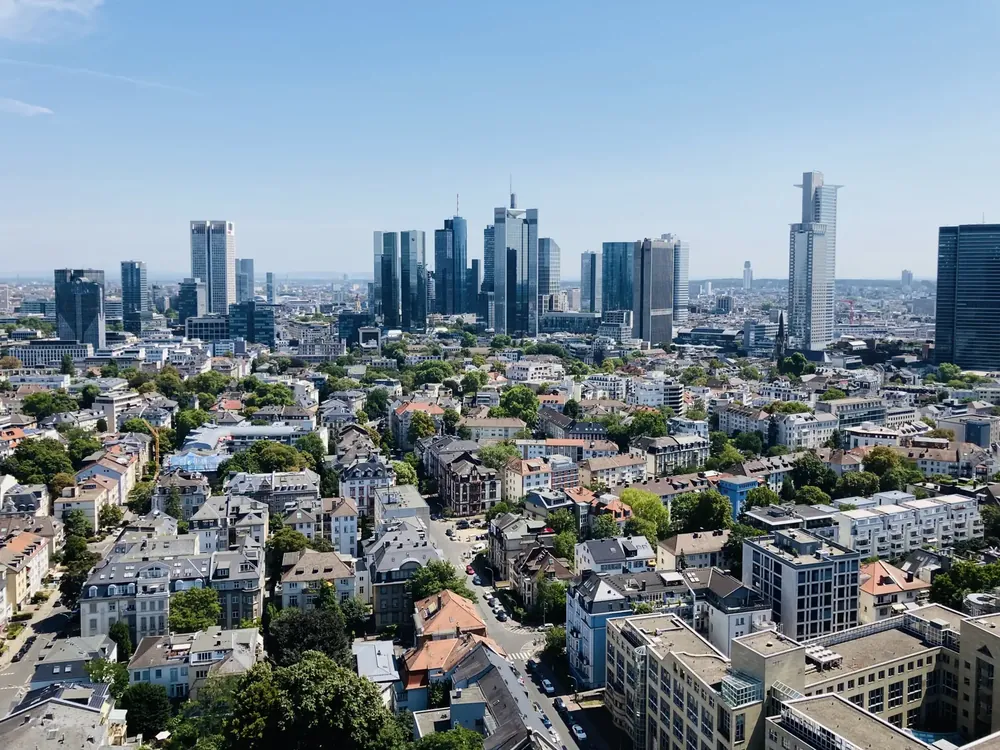 Frankfurt von oben mit Wohnvierteln und Skyline