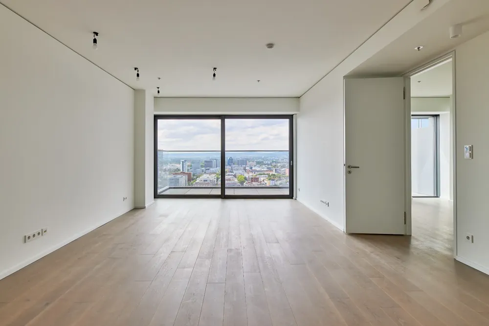 Heller, leerer Wohnraum mit Blick über die Stadt