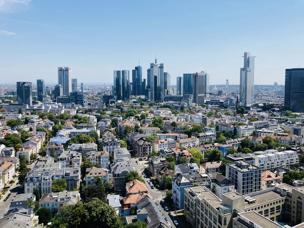 Frankfurter Skyline als Sinnbild für den Zinswandel