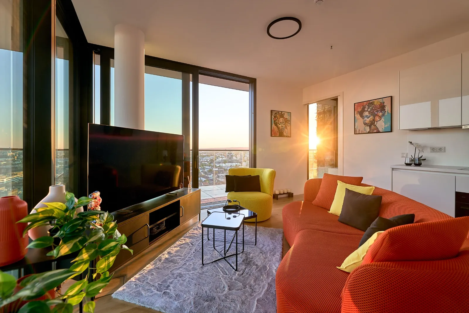 Wohnzimmer im EDEN, 24. Etage, mit Blick über Frankfurt